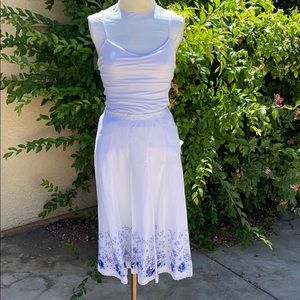 NewBeautiful white skirt with stitching at bottom